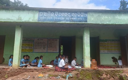 ପ୍ରାଥମିକ ଶିକ୍ଷା ର ବିକଳ ଚିତ୍ର:ସ୍କୁଲ୍ ବାରଣ୍ଡା ରେ ଚାଲିଛି ପାଠ ପଢା
