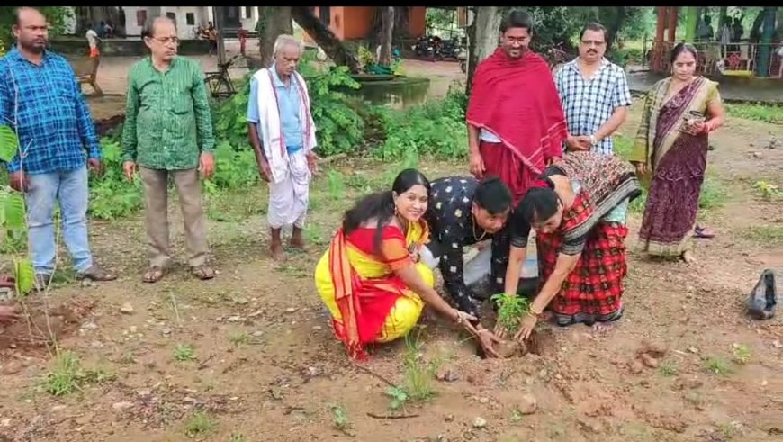 ବୃକ୍ଷରୋପଣ କରି ପାଳିଲେ ବାପାଙ୍କ ବାର୍ଷିକ ଶ୍ରାଦ୍ଧ ଦିବସ