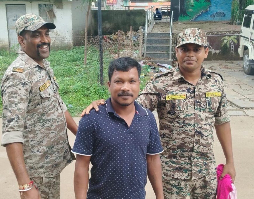 ୫ ଲକ୍ଷ ଇନାମୀ ନକ୍ସଲ ଏରିଆ କମାଣ୍ଡର ଆତ୍ମସମର୍ପଣ।