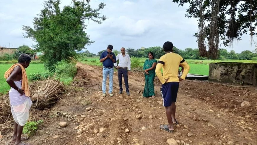 ରାସ୍ତା ନିର୍ମାଣ ପାଇଁ ସହଯୋଗ ର ହାତ ବଢ଼ାଇଲେ ବ୍ଳକ ଉପାଧ୍ୟକ୍ଷ, ଜନ ପ୍ରତିନିଧି ଓ ଗ୍ରାମବାସୀଙ୍କ ପ୍ରଚେଷ୍ଟା ରେ ନିର୍ମାଣ ହେଲା ରାସ୍ତା