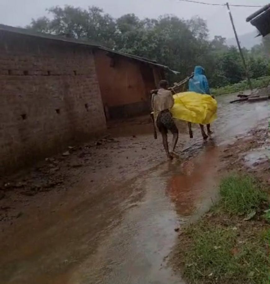 ଖଟିଆରେ ବୁହାହେଲେ ଆହତ ମହିଳା