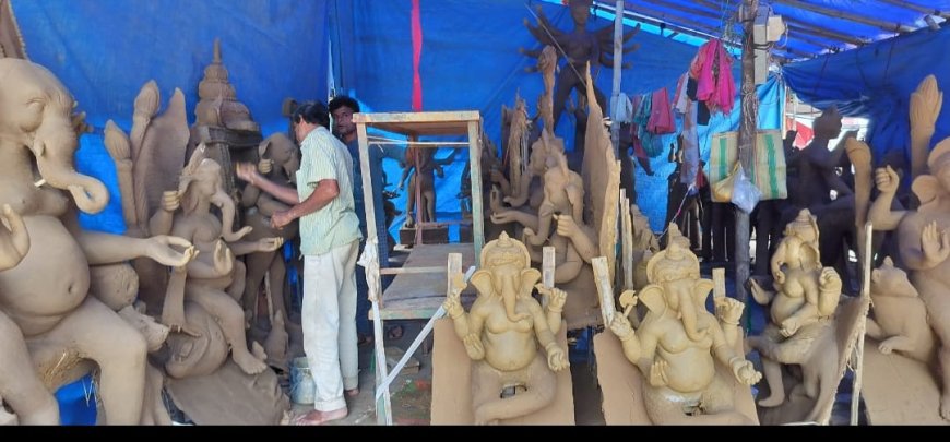 ମୂର୍ତ୍ତି ନିର୍ମାଣରେ ମଗ୍ନ କାରିଗର ଶେଷ ସ୍ପର୍ଶ କୁ ଅପେକ୍ଷା