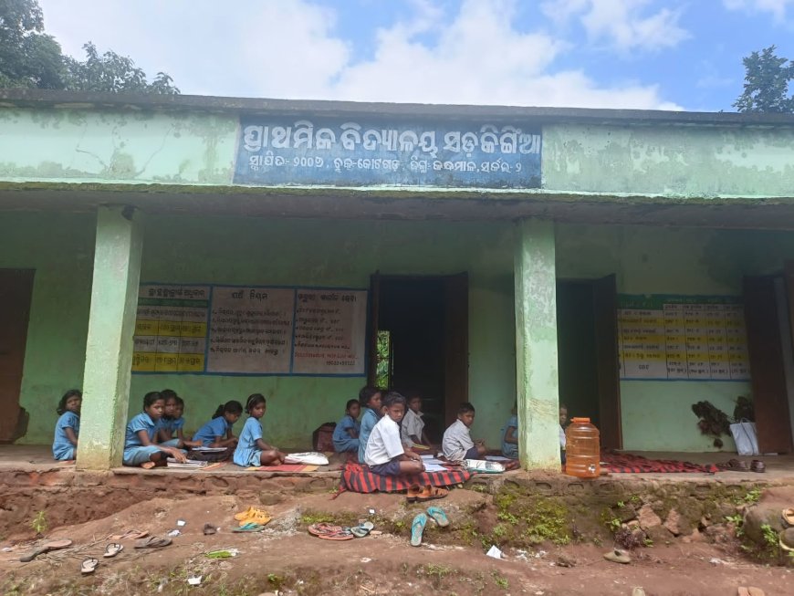 ପ୍ରାଥମିକ ଶିକ୍ଷା ର ବିକଳ ଚିତ୍ର:ସ୍କୁଲ୍ ବାରଣ୍ଡା ରେ ଚାଲିଛି ପାଠ ପଢା