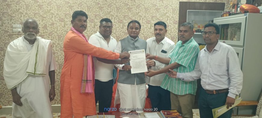 ମୁଖ୍ୟମନ୍ତ୍ରୀ ଙ୍କୁ ଭେଟି ନିମନ୍ତ୍ରଣ ପତ୍ର ଦେଲେ ଆଦିବାସୀ ସଙ୍ଘ ର କର୍ମକର୍ତ୍ତା