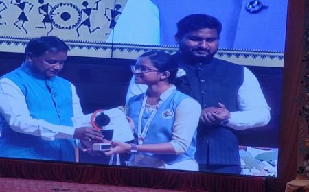 ଦ୍ଵାଦଶ ବିଜ୍ଞାନ ରେ ରାଜ୍ୟ ଓଏଭି ଟପ୍ପର କେ.ସ୍ନେହା ଙ୍କୁ ମୁଖ୍ୟମନ୍ତ୍ରୀ କଲେ ସଂବର୍ଦ୍ଧିତ