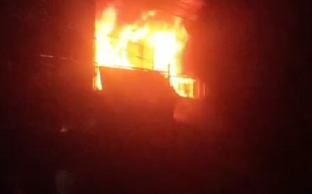 ଅଶୋକ ଜୋତା ଦୋକାନ ରେ ନିଆଁ ଲାଗି ବ୍ୟାପକ କ୍ଷତିଗସ୍ତ.... ସଟ ସର୍କିଟ ସନ୍ଦେହ