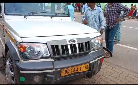 ସ୍କୁଟି ବୁଲୋର ମୁହାମୁଁହି ଧକ୍କା ଜଣେ ଆହତ l ଆହତ ଙ୍କୁ ଉଦ୍ଧାର କରି ମେଡିକାଲ ରେ ଭର୍ତ୍ତିକଲେ ସାମ୍ୱାଦିକ ଓ ସମାଜସେବୀ l