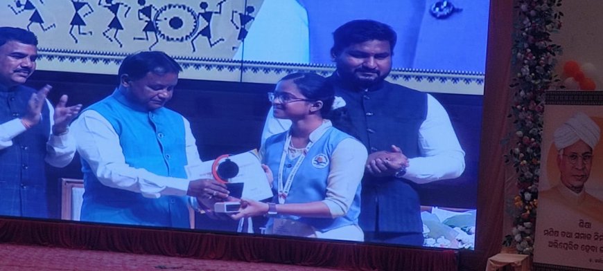 ଦ୍ଵାଦଶ ବିଜ୍ଞାନ ରେ ରାଜ୍ୟ ଓଏଭି ଟପ୍ପର କେ.ସ୍ନେହା ଙ୍କୁ ମୁଖ୍ୟମନ୍ତ୍ରୀ କଲେ ସଂବର୍ଦ୍ଧିତ