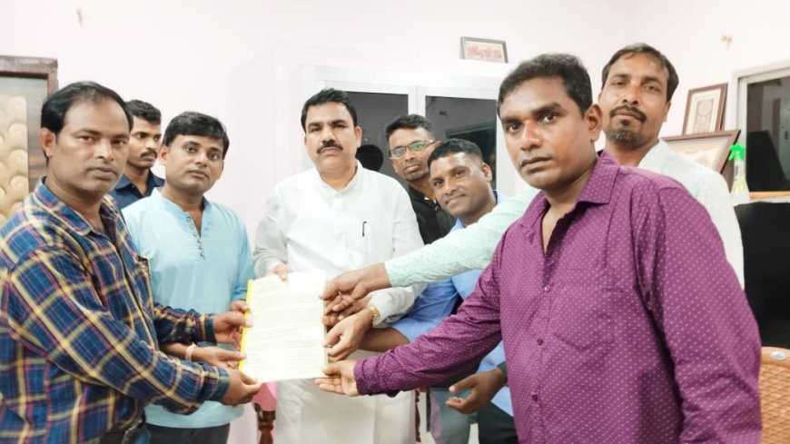 ଛଟେଇ ରାଜ୍ୟ ସ୍ତରୀୟ ସାଧନ କର୍ମୀ ସଂଘ ପକ୍ଷରୁ ପୁନଃ ନିଯୁକ୍ତି ପାଇଁ ଗଣ ଶିକ୍ଷା ମନ୍ତ୍ରୀଙ୍କୁ ଦାବୀପତ୍ର ପ୍ରଦାନ
