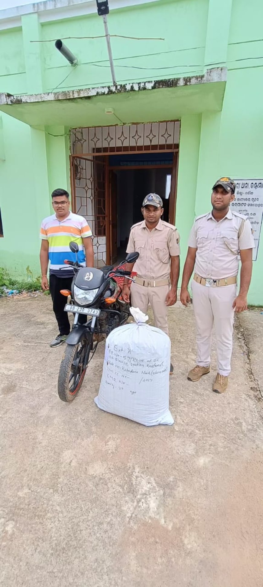 ଗଞ୍ଜେଇ ସହ ବାଇକ୍ ଜବତ, ମାଫିଆ ଫେରାର