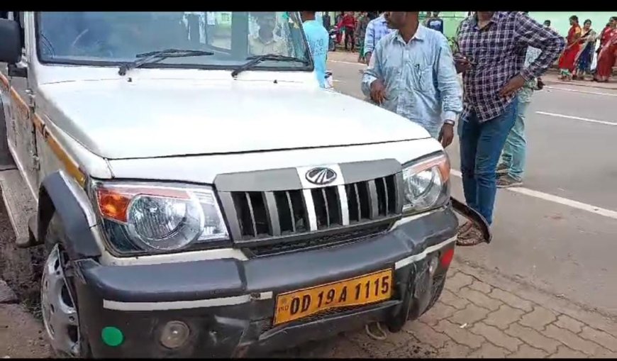 ସ୍କୁଟି ବୁଲୋର ମୁହାମୁଁହି ଧକ୍କା ଜଣେ ଆହତ l ଆହତ ଙ୍କୁ ଉଦ୍ଧାର କରି ମେଡିକାଲ ରେ ଭର୍ତ୍ତିକଲେ ସାମ୍ୱାଦିକ ଓ ସମାଜସେବୀ l