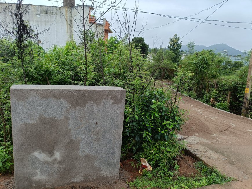 ବିନା ସୂଚନା ଫଳକ ରେ ନିମ୍ନ ମାନର ରାସ୍ତା କାମ ଅଭିଯୋଗ