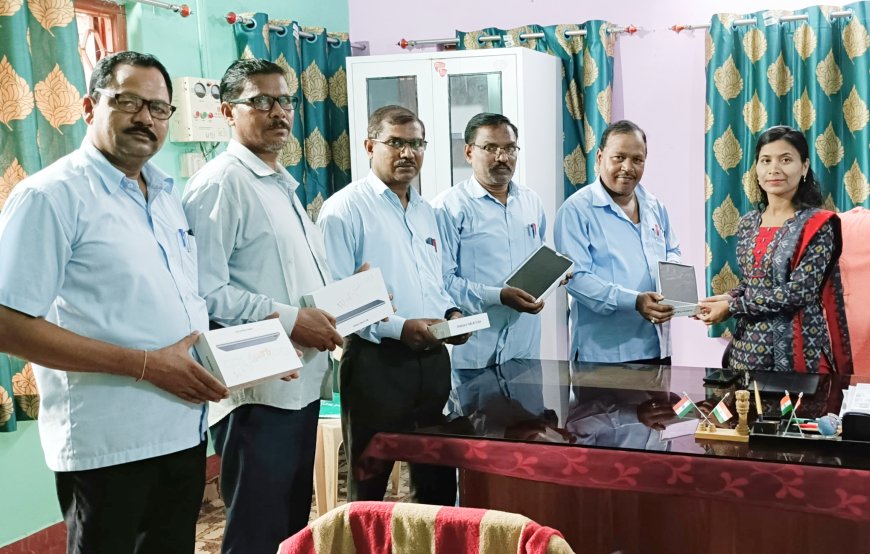 କର୍ଲାମୁଣ୍ଡା ବ୍ଲକ..... ୧୩ ଉଚ୍ଚ ପ୍ରାଥମିକ ବିଦ୍ୟାଳୟକୁ ମିଳିଲା ଟାଵଲେଟ କମ୍ପ୍ୟୁଟର...