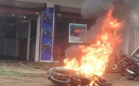 ସଟ ସର୍କିଟ ଲାଗି ଜଳିଗଲା ବାଇକ।