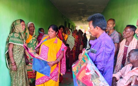 ନିଆରା ଢଙ୍ଗରେ ଦଶହରା ପାଳିଲେ ପ୍ରଭାକର l  ଗାଁ ର ପୁରୁଷ ମହିଳା ଙ୍କୁ ନୁଆଁ ବସ୍ତ୍ର, ଟଙ୍କା ବାଣ୍ଟିଲେ