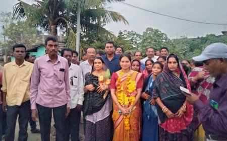 ଓଏଏସ ପାଇବା ପରେ ଗାଁ ର ଝିଅ ଶିବାନୀ କୁ ସ୍ୱାଗତ ସମ୍ବର୍ଦ୍ଧନା କଲେ ଗ୍ରାମବାସୀ ।