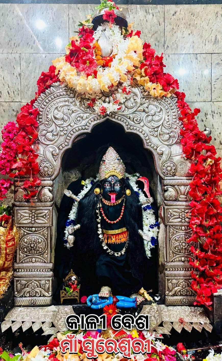 ସୋନପୁର ରେ ସୁରେଶ୍ଵରୀ ଓ ଭଗବତୀଙ୍କ ଧବଳମୁଖୀ ବେଶ ଓ ଆଜି ମା ସୁରେଶ୍ଵରୀ ଙ୍କ କାଳୀ ବେଶ ଦର୍ଶନ ପାଇଁ ଭକ୍ତ ଙ୍କ ଭିଡ଼
