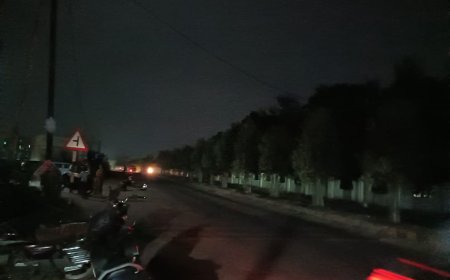 ଅନ୍ଧାର ରେ ସୋନପୁର ସହର.......ଖୋଦ୍ ଜିଲ୍ଲାପାଳ ଅଫିସ୍ ସମ୍ବୁଖ ରାସ୍ତା ବି କିଟ୍ କିଟ୍ ଅନ୍ଧାର