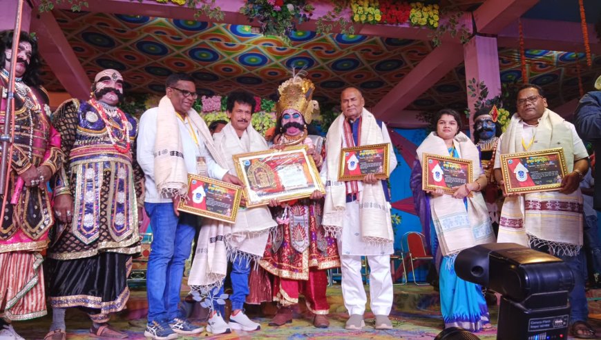 ୩୬ତମ କଲରାକୋଠା କାଳୀପୂଜା ପଞ୍ଚମ ସଂଧ୍ୟାର ରାଜଦରବାରରେ ମୁଖ୍ୟ ଆକର୍ଷଣ ପାଇଟି ଥିଲେ ଓଲିଉଡର ହାସ୍ୟରସାତ୍ମକ କମେଡି କିଙ୍ଗ ଅଭିନେତା ପପୁ ପମପମ୍ । ମଜା ନେଲେ ହଜାର ହଜାର ଦର୍ଶକ ।