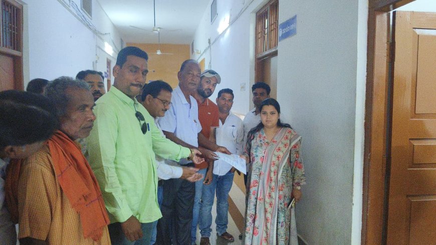 ମଡେଲ ବସଷ୍ଟାଣ୍ଡ ଶୀଘ୍ର ନିର୍ମାଣ ପାଇଁ ଜିଲ୍ଲାପାଳଙ୍କୁ ଦାବୀପତ୍ର ଦେଲା ଜିଲ୍ଲା ଘରୋଇ ବସ ମାଲିକ ସଂଘ*