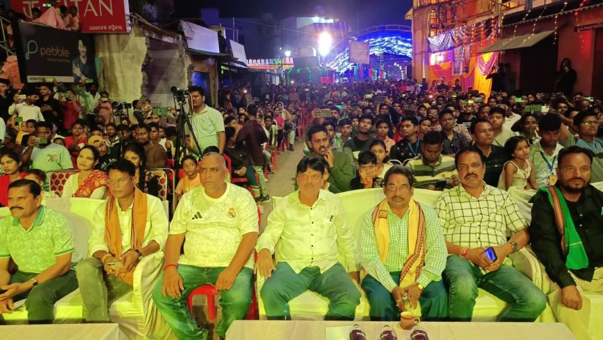 *କାଳୀ ପୂଜା ଅବସରରେ ଆୟୋଜିତ ସାଂସ୍କୃତିକ କାର୍ଯ୍ୟକ୍ରମ ଉଦଯାପିତ......... ସମ୍ବଲପୁରୀ କଣ୍ଟ ଶିଳ୍ପୀ ଉମାକାନ୍ତ ବାରିକ ଙ୍କ ଗୀତ ରେ ମତୁଆଲା ହେଲେ ହଜାର ହଜାର ଦର୍ଶକ