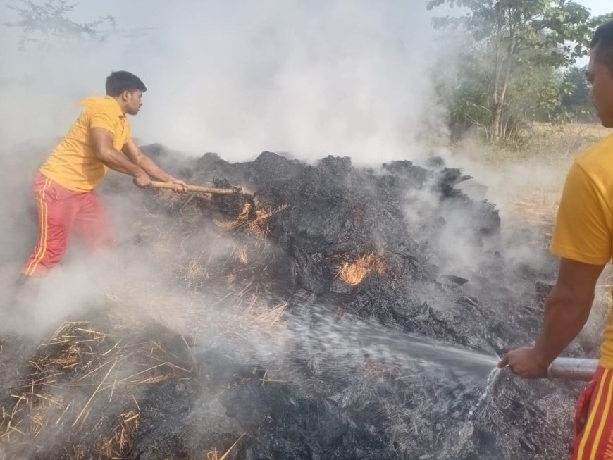 ଧାନ ଖରୀ ରେ ନିଆଁ ଲଗାଇ ଦେଲ ଦୁବୃର୍ତ୍ତ :ଲକ୍ଷାଧିକ ଟଙ୍କା ର ଧାନ ପୋଡି ପାଉଁଶ
