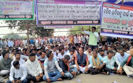 ଜଳସେଚନ ଦାବିରେ ମୋଟେର ଛକ ରେ ଚାଷି ସଙ୍ଗଠନ ପକ୍ଷରୁ  ଜାତୀୟ ରାଜପଥ ୨୬ ଅବରୋଧ ଯାତାୟାତ ଠପ।