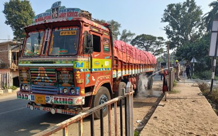 ଚକ ଫାଟି ଟ୍ରକ ରେ ଲାଗିଲା ନିଆଁ,ଆୟତ୍ତ କଲେ ଅଗ୍ନିଶମ ବିଭାଗ କର୍ମଚାରୀ