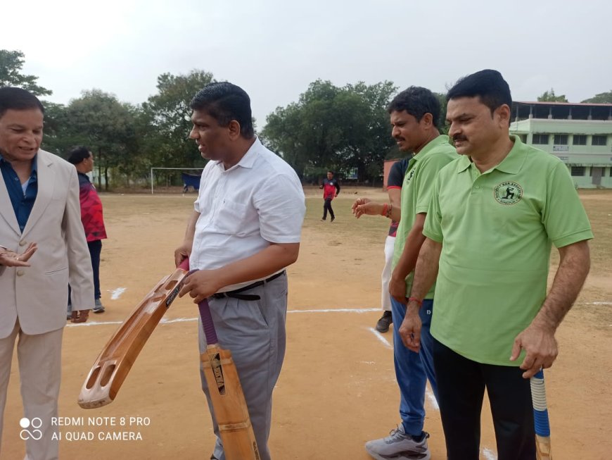 ଜିଲ୍ଲା କୋର୍ଟ କର୍ମଚାରୀ ସଂଘ ଓ ଓକିଲ ସଂଘ ମଧ୍ୟରେ ବନ୍ଧୁତ୍ୱ ପୂର୍ଣ୍ଣ କ୍ରିକେଟ ମ୍ୟାଚ୍ ଅନୁଷ୍ଟିତ