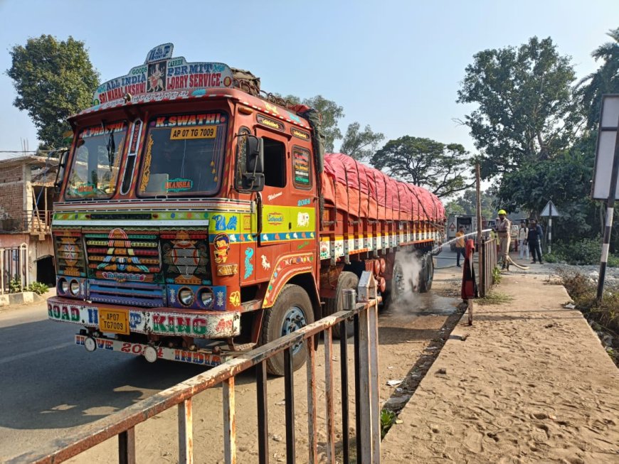 ଚକ ଫାଟି ଟ୍ରକ ରେ ଲାଗିଲା ନିଆଁ,ଆୟତ୍ତ କଲେ ଅଗ୍ନିଶମ ବିଭାଗ କର୍ମଚାରୀ