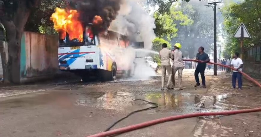 ହୁତୁହୁତୁ ହୋଇ ଜଳିଗଲା ଏକ ଘରୋଇ ବସ l କ୍ରୀଷ୍ଣା ନାମକ ବସ ରେ କୌଣସି କାରଣ ବଶତଃ ନିଆଁ ଲାଗି ଜଳିଗଲା ବସ l