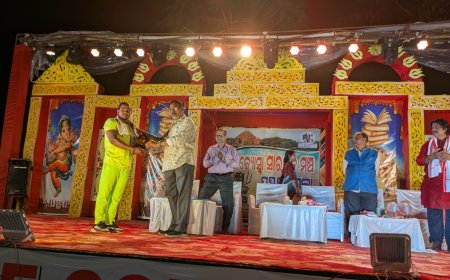 ପଞ୍ଚଦଶ ବନଜ୍ୟୋନା ତ୍ପୁସ୍ତକ ମେଳା ଓ ସାଂସ୍କୃତିକ ମହୋତ୍ସବ ନାଟ୍ୟକାର ପଞ୍ଚାନନ ତ୍ରିପାଠୀ ସ୍ମୃତି ସମ୍ମାନ ରେ  ସମ୍ୱର୍ଦ୍ଧିତ ହେଲେ  ମଞ୍ଚ କଳାକାର ଦକ୍ଷ ବିନ୍ଧାଣୀ