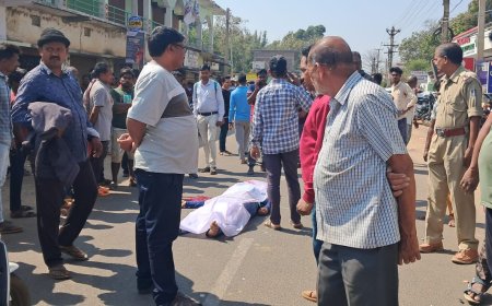 ଦୁଇ ବାଇକ ମୁଁହାଁମୁଁହିଁ  ଧକ୍କା, ଜଣେ ମୃତ୍ୟୁ, କ୍ଷତି ପୂରଣ ଦାବିରେ ରାସ୍ତା ରୋକ