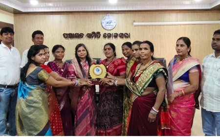 କୋକସରା ବ୍ଲକ ଅଧ୍ୟକ୍ଷା ଓ ଉପାଧ୍ୟକ୍ଷ ଙ୍କୁ ସମ୍ବର୍ଦ୍ଧନା କଲେ ଜନ ପ୍ରତିନିଧି ଓ ବ୍ଲକ ପ୍ରଶାସନ ଅଧିକାରୀ