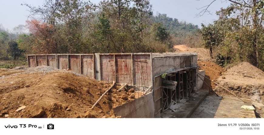 ଦୁଇ ଜିଲ୍ଲା କୁ ଯୋଡିବ ଗୋତମୁଣ୍ଡା ଡାହିମାଲ ରାସ୍ତା, ନିର୍ମାଣକାରୀ ଠିକାସଂସ୍ଥା ର ମାନମାନି ଅଭିଯୋଗ।