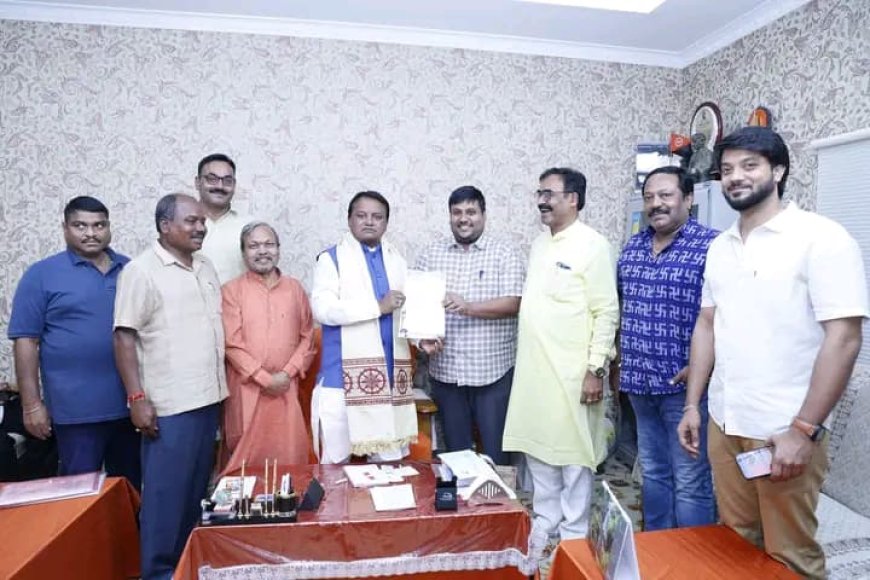 ମୁଖ୍ୟମନ୍ତ୍ରୀ ମୋହନ ଚରଣମାଝୀ ଙ୍କୁ ସୌଜନ୍ୟ ମୂଳକ ସାକ୍ଷାତ କଲେ କନ୍ଧମାଳ ଜ଼ିଲ୍ଲାପାଳ ଓ ବିଜେପି ନେତୃମଣ୍ଡଳୀ