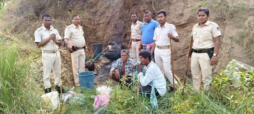 ଦେଶୀ ମଦ ପ୍ରସ୍ତୁତ ବେଳେ ମାଡି ବସିଲା ଅବକାରୀ ବିଭାଗ, ୨ ଅଭିଯୁକ୍ତ କୋର୍ଟ ଚାଲାଣ।