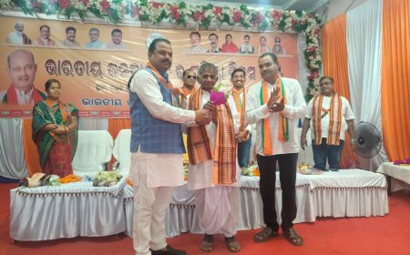 ବିଜେପି ପ୍ରତିଷ୍ଠା ଦିବସରେ ସରକାରୀଦଳ ମୁଖ୍ୟ ସଚେତକ ଙ୍କ ଦ୍ୱାରା ସମର୍ଦ୍ଧିତ ହେଲେ ବିଜେପି ର ବରିଷ୍ଠ ନେତା ନବୀନ ମହାପାତ୍ର