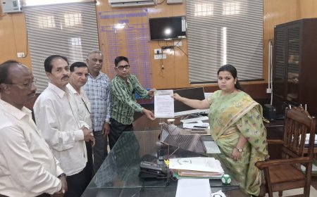 ରିଙ୍ଗ ରୋଡ କାମ ସମ୍ପୂର୍ଣ୍ଣ ପାରିଙ୍ଗ ରୋଡଇଁ ପୂର୍ତ୍ତମନ୍ତ୍ରୀ ଙ୍କୁ ଦାବୀ ପତ୍ର ପ୍ରଦାନ :