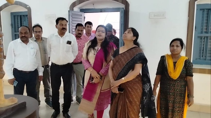ବୌଦ୍ଧ ଜିଲ୍ଲା ସଂଗ୍ରହାଳୟ ପରିଦର୍ଶନ କରି ସଂଗୃହୀତ ପ୍ରାଚୀନ ସାମଗ୍ରୀ ବୁଲି ଦେଖିଲେ କମିଶନର ଜାମିନୀ ଷଡ଼ଙ୍ଗୀ :