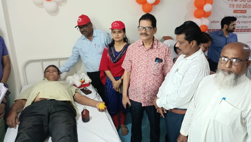 *ସୁବର୍ଣ୍ଣପୁର ମୁଖ୍ୟ ଚିକିତ୍ସାଳୟ ଠାରେ ରକ୍ତ ଦାନ ଅଭିଯାନ ର ଶୁଭାରମ୍ଭ*- ରକ୍ତ ଦାନ କଲେ ଏଡିଏମ ଓ ବିଭିନ୍ନ ପଦାଧିକାରୀ*