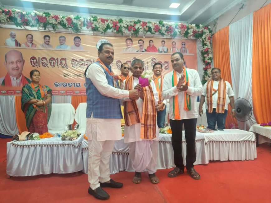 ବିଜେପି ପ୍ରତିଷ୍ଠା ଦିବସରେ ସରକାରୀଦଳ ମୁଖ୍ୟ ସଚେତକ ଙ୍କ ଦ୍ୱାରା ସମର୍ଦ୍ଧିତ ହେଲେ ବିଜେପି ର ବରିଷ୍ଠ ନେତା ନବୀନ ମହାପାତ୍ର