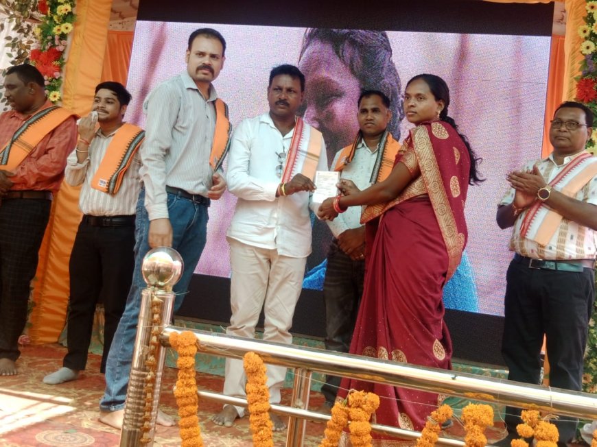 ସଇଁତଲlରେ ପଞ୍ଚାୟତିରଜ ଦିବସ ସମାରୋହ ରେ ପାଳନ ନୂତନ ହିତାଧିକାରୀ ଙ୍କୁ ରେସନ କାର୍ଡ ବଣ୍ଟନ :