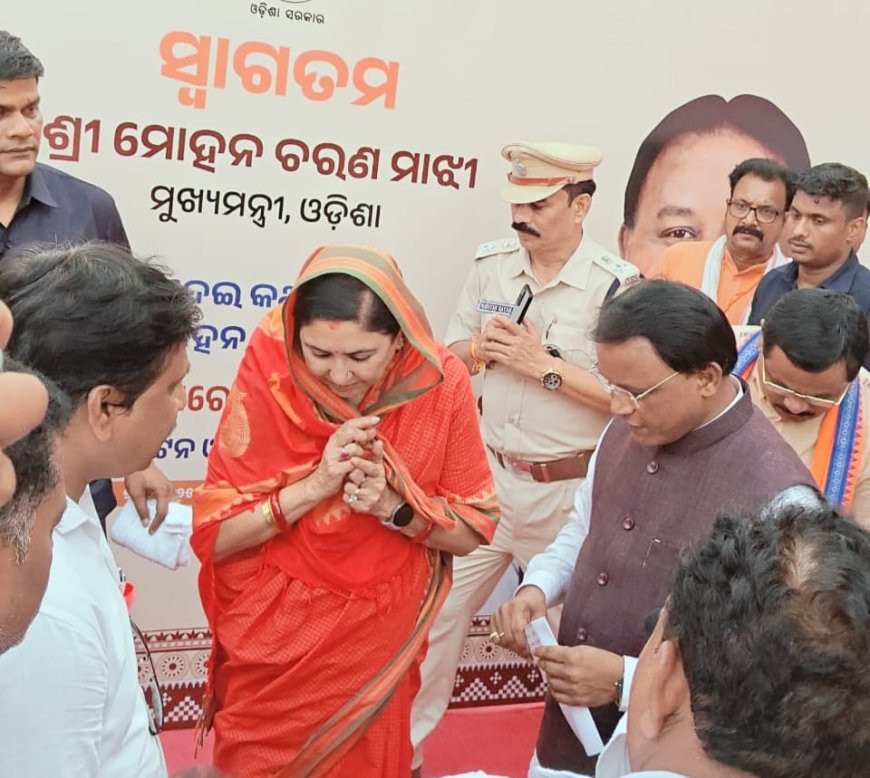 ମୁଖ୍ୟମନ୍ତ୍ରୀଙ୍କୁ ରାଜ୍ୟର ସାମ୍ବାଦିକ ଙ୍କ ସ୍ବାର୍ଥ ସମ୍ବଳିତ ୧୧ ଦଫା ଦାବିପତ୍ର ପ୍ରଦାନ କଲେ ଓଜେୟୁ କର୍ମକର୍ତ୍ତା*