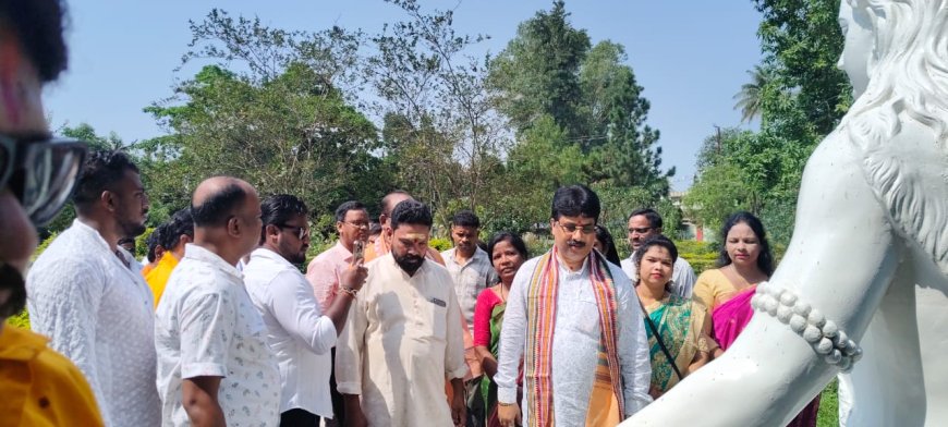ମଇଳା ଲାଗିଥିବା ମହାଦେବ ଙ୍କ ମୂର୍ତ୍ତି କୁ ନିଜ ହାତରେ ଘଷି ସଫା କଲେ ଗୃହ ନିର୍ମାଣ ଓ ନଗର ଉନ୍ନୟନ ମନ୍ତ୍ରୀ ଡ଼ଃ କୃଷ୍ଣ ଚନ୍ଦ୍ର ମହାପାତ୍ର