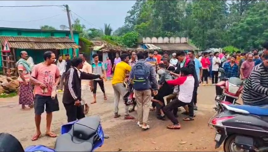 ଗଂଜେଇ ମାଫିଆ କୁ ଧରିବାକୁ ଆସିଥିବା କଳାହାଣ୍ଡି ପୋଲିସ କୁ ଧରି ପ୍ରବଳ ମାଡ଼ ମାରିଲେ ଗ୍ରାମବାସୀ