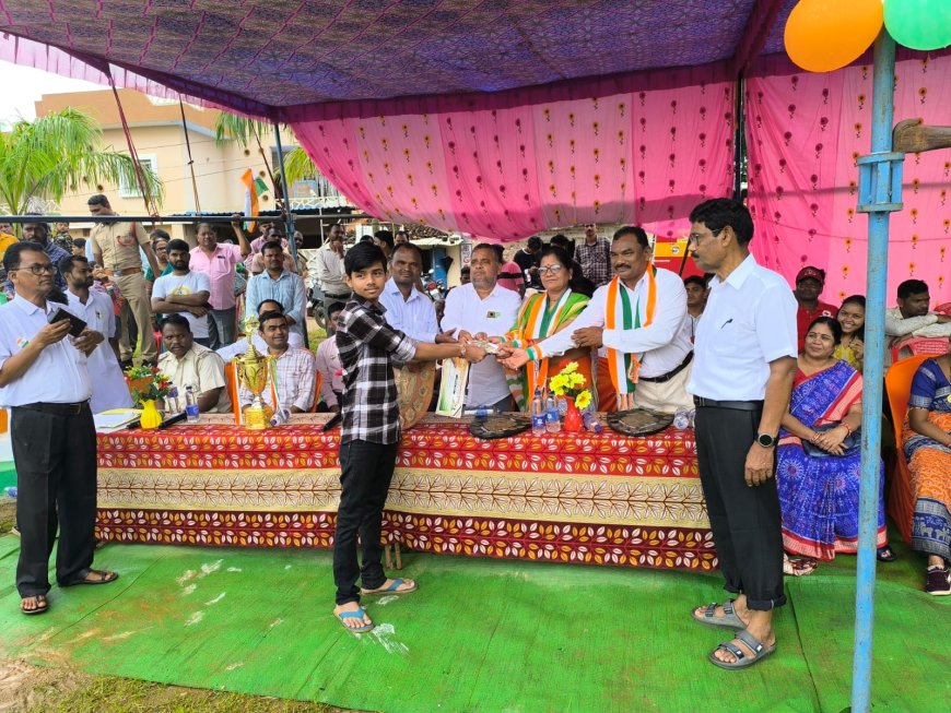 ବିଜୟ ଲଷ୍ମୀ ଗରିବ ଛାତ୍ର କଲ୍ୟାଣ ପାଣ୍ଠି ପକ୍ଷରୁ କୃତି ଛାତ୍ର ଙ୍କୁ ନଗଦ ରାଶୀ ପ୍ରଦାନ