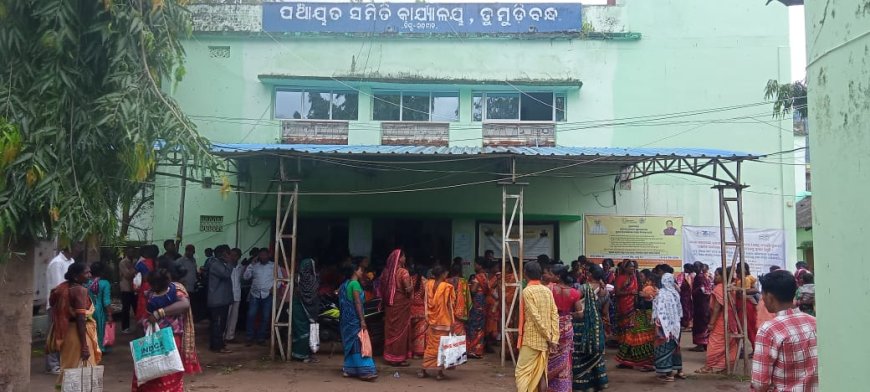 ମନରେଗାର ମୋ ଉପକାରୀ ବଗିଚାରେ ଦୁର୍ନୀତି ନେଇ ବ୍ଲକ କାର୍ଯ୍ୟାଳୟ ଭିତରେ ସରପଞ୍ଚଙ୍କୁ ତାଲା ପକାଇଲେ ବିଲାମାଳ ପଞ୍ଚାୟତ ଶତାଧିକ ମହିଳା