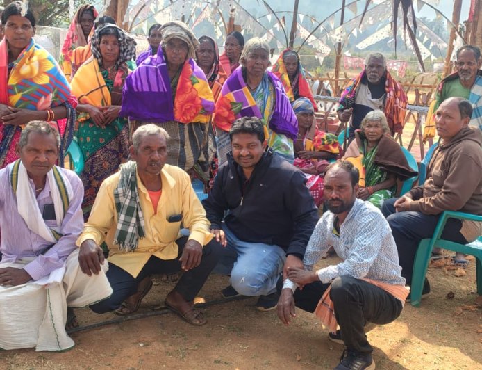 ପେଶା ରେ ଶିକ୍ଷକତା ନିଶା ହେଉଛି ସମାଜ ସେବା l ସମାଜ ସେବୀ ବୁଲୁ ଙ୍କ ନିଆରା ପ୍ରୟାସ , ଗରୀବ ଙ୍କୁ ଶୀତବସ୍ତ୍ର ବାଣ୍ଟିଲେ ବୁଲୁ ମଲ୍ଲିକ