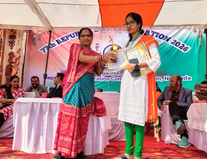 ବ୍ଲକରେ ଅଧ୍ୟକ୍ଷା ଏବଂ ସାମୁହିକ ମିଳିତ ପ୍ୟାରେଡରେ ବି ଡି ଓ କଲେ ଅଭିବାଦନ ଗ୍ରହଣ